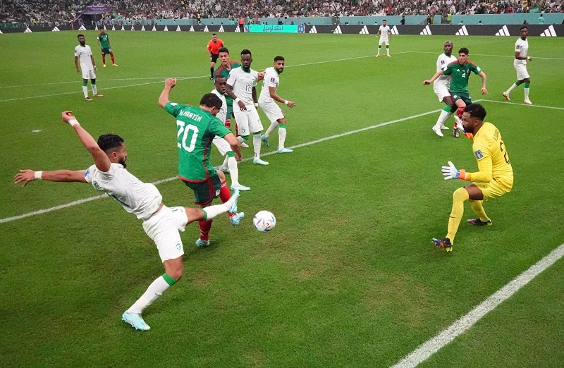 Al-Owais không thể trụ vững trước sức ép khủng khiếp của Mexico đầu hiệp 2